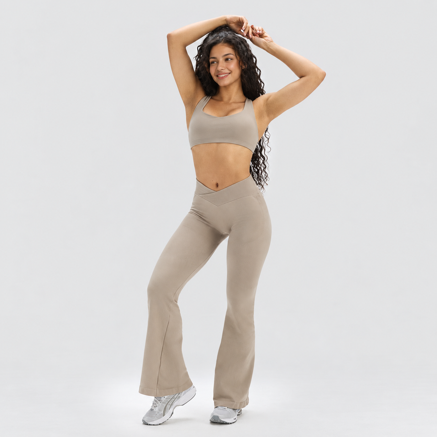 Ryvae — Legging évasé taille V en coloris Latte, vue 3