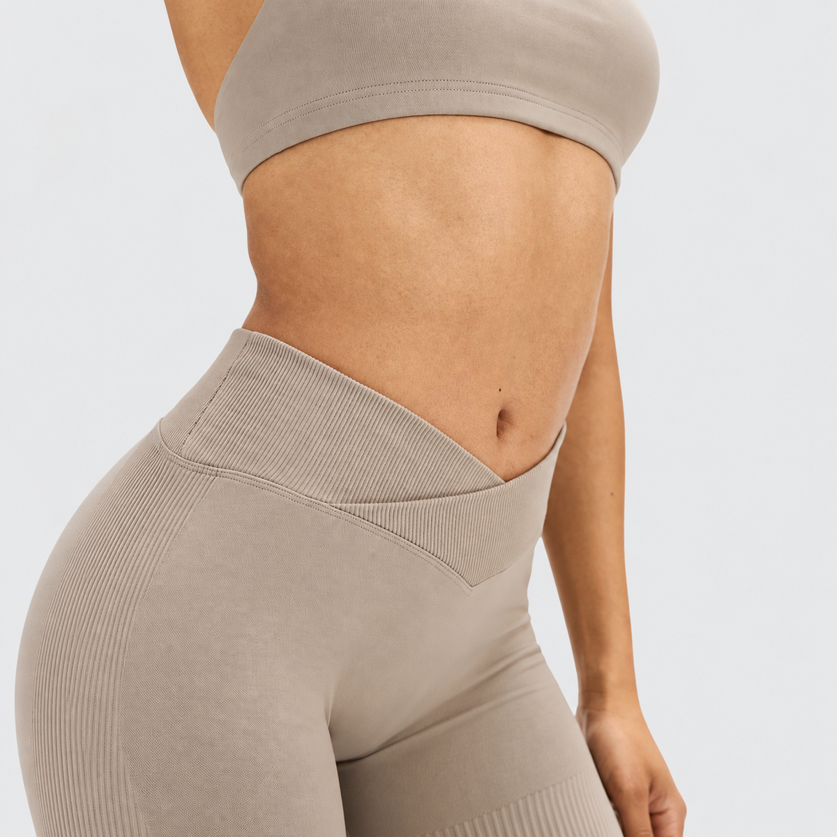 Ryvae — Legging évasé taille V en coloris Latte, vue 6