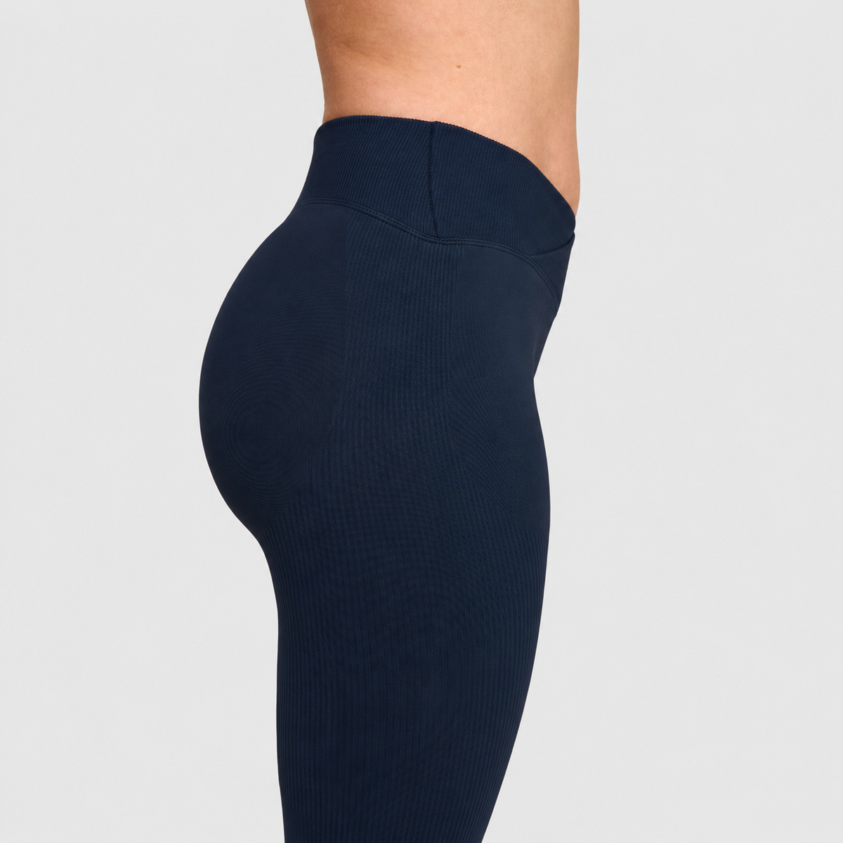 Ryvae — Legging évasé taille V en coloris Midnight Navy, vue 6