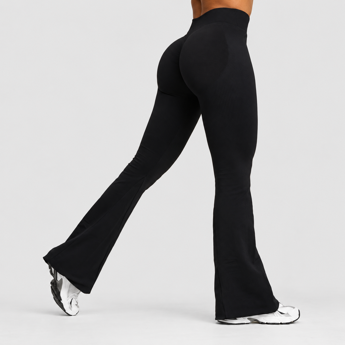 Ryvae — Legging évasé taille V en coloris Noir, vue 1