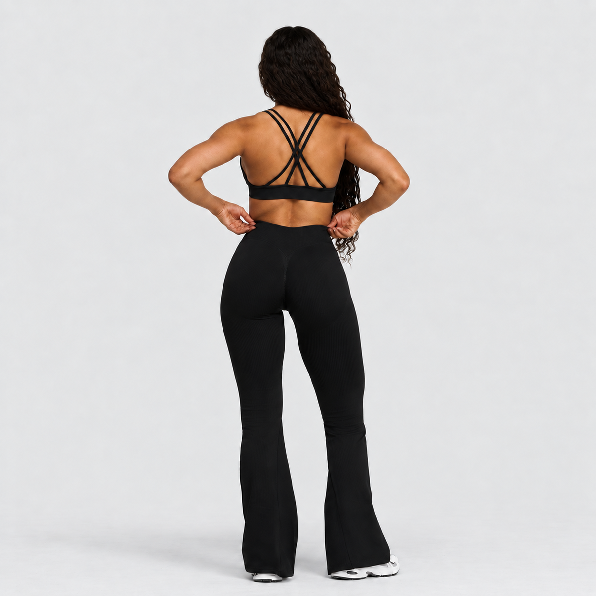 Ryvae — Legging évasé taille V en coloris Noir, vue 4