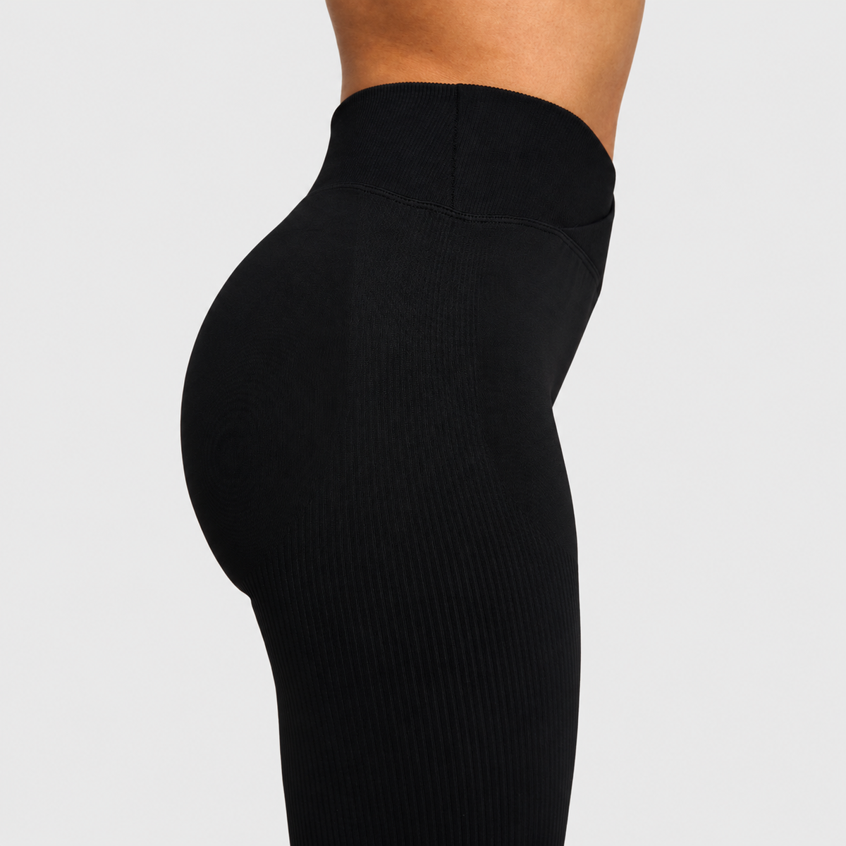 Ryvae — Legging évasé taille V en coloris Noir, vue 5